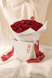 RA81 - RED LOVE (ramo de 50 rosas rojas con bolsa porta ramo)