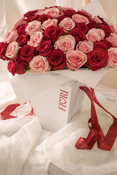 RA83 - MIX LOVE (ramo de 50 rosas en tonos rosa y rojo con bolsa porta ramo)