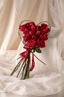 RA84 - RAMO CORAZON ROJO (ramo con forma de corazon de 15 rosas rojas)