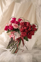 RA85 - RAMO CORAZON ROSA (ramo con forma de corazon con 15 rosas en tonos rosas)