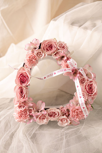BOX101 - CORAZON COQUETTE (arreglo corazon de rosas y flores en tonos rosados)