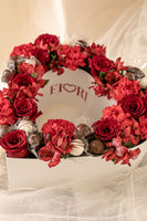 BOX102 - CORAZON DULCE (arreglo XL de flores y chocolates con 15 bombones, rosas, astromelias y claveles)