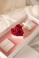 BOX89 - CAJA LUXERIE (cadenita de Odette, vela aromática LUM y arreglo de 3 rosas)
