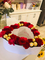 BOX102 - CORAZON DULCE (arreglo XL de flores y chocolates con 15 bombones, rosas, astromelias y claveles)