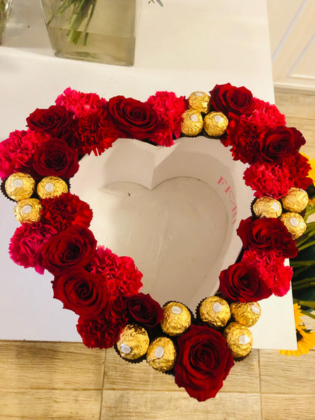 BOX102 - CORAZON DULCE (arreglo XL de flores y chocolates con 15 bombones, rosas, astromelias y claveles)