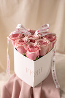 MINIBOX 8 - CORAZON PETIT PINK ( base de corazon con 9 rosas rosadas)